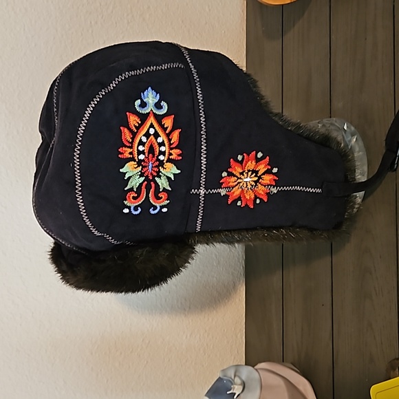 Icelandic trapper hat with faux fur flaps. - Picture 3 of 7